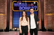 Treten bei "Wer weiß denn sowas?" als Kandidat:innen gegeneinander an: Die Schauspielerin Alice Dwyer (l.) und den Komiker, Webvideoproduzent, Schauspieler und Sänger, Phil Laude (r.).