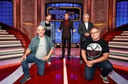 Moderator Kai Pflaume (M.) und seine Rateteam-Kapitäne Bernhard Hoëcker (l.) und Elton (r.) begrüßen in dieser Sendung den Schauspieler Oliver Korittke (2.v.l.) und den Schauspieler Henry Hübchen (2.v.r.).