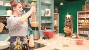Für die Zubereitung muss Maya den Mixer auspacken. Das gefällt dem armen Moppi mit seinen empfindlichen Hundeohren gar nicht!