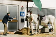 Staller (Helmfried von Lüttichau, l.) ist überzeugt, dass das Pferd als Augenzeuge bei der Lösung des Falles helfen kann (mit Christian Tramitz, r.).