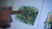 Bei der Kontrolle des Gepäcks von Flugpassagieren fallen spanischen Grenzbeamten zwei ungewöhnliche Koffer auf.