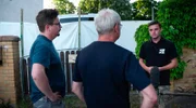 rbb-Reporter Sebastian Schiller und Jo Goll im Interview mit Nico Koal von der Jugendkoordination Junge Nationalisten.