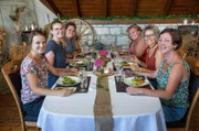 Landfrauen am Dinnertisch (links vorne nach hinten: Melanie Seeber, Stefanie Renz, Kerstin Riek, rechts vorne nach hinten: Barbara Grimm, Maria Neher, Sandra Kochan)