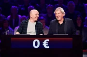Rateteam-Kapitän Bernhard Hoëcker (l.) mit Sänger und Entertainer Bernhard Brink (r.).