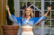 Linda Fäh strahlt vor Glück über das "Pure Leben" - ihre aktuelle Single, die sie in der Unterhaltungsshow "Immer wieder sonntags" präsentieren wird - live übertagen aus dem Europapark in Rust.