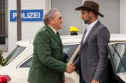 Girwidz (Michael Brandner , l.) begrüßt den amerikansischen Investor Jerry Sandmeier (Nicky Laungani, r.).