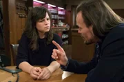 Eva (Lucie Muhr) fühlt sich in Constantins (Robert Besta) Nähe sehr unwohl.