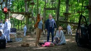 Die erfahrene Kletterparkbetreiberin Antje Kölling (Kim Ruhnau, 2.v.l.) stürzt während ihrer Arbeit aus großer Höhe in den Tod. Das Ermittlungsteam bestehend aus Dr. Helene Sturbeck (Katharina Blaschke, l.), Lars Pöhlmann (Dominic Boeer, M.) und Karoline Joost (Nike Fuhrmann, r.) sind schnell am Tatort. Wie konnte es zu dem Sturz kommen?
