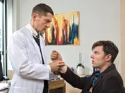 Lars Wenke (Steffen Schröder, rechts) will sich von Dr. Kaminski (Udo Schenk) untersuchen lassen, da es im Moment bei ihm "nicht so richtig klappt". Doch Kaminski fällt der schlechte Allgemeinzustand von Lars sofort auf und er schickt ihn in die Sachsenklinik.