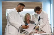 Dr. Matteo Moreau (Mike Adler, l.) erklärt seiner ehemaligen Ausbilderin, Prof. Hilde Fendel (Petra Zieser, M.) die Ursache für ihr Alien-Hand-Syndrom (mit Stefan Ruppe, r.).