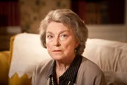 Elizabeth Chattham (Barbara Jefford).