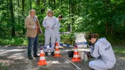 Kriminalhauptkommissar Jan-Hinrich Reuter (Udo Kroschwald, l.) und die Kriminaltechnikerin Roswitha Prinzler (Silke Matthias, M.) nehmen die nähere Umgebung des Tatorts unter die Lupe. Erste Spuren sind schnell entdeckt. Stammen die sichergestellten Reifenabdrücke vom Täter?