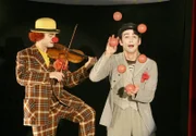 Andre (Lenn Kudrjawizki, li.) und sein Partner Jerome (Alexander Simon) treten in Maries Lesecafé auf.