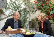 ARD DER WINZERK÷NIG III. Staffel, 13 neue Folgen, Folge 34 "Wohin und zur¸ck" am Montag (30.08.10) um 20.15 Uhr im Ersten. Dr. Pfleger (Alexandra Maria Timmel, r.) hat Neuigkeiten f¸r Thomas (Harald Krassnitzer, l.): Claudias Testament ist aufgetaucht. Es beinhaltet eine Klausel, die den Vorvertrag zwischen Georg und Paul zunichte macht. © ARD/ORF/Petro Domenigg - Verwendung gem‰ﬂ der AGB im engen inhaltlichen, redaktionellen Zusammenhang mit genannter ARD/ORF-Sendung im Ersten bei Nennung: "Bild: ARD/ORF/Petro Domenigg " (S1). ARD Programmdirektion/Bildredaktion, Tel. 089/5900 4302, Fax 089/550 1259, E-Mail: bildredaktion@DasErste.de.