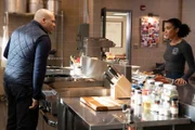 Joe Cruz (Joe Minoso) und Emily Foster (Annie Ngosi Ilonzeh) +++ Die Verwendung des sendungsbezogenen Materials ist nur mit dem Hinweis und Verlinkung auf RTL+ gestattet.