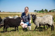 Stefanie Renz mit Schafen