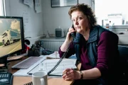 Petra Rembold (Dagmar Sachse) arbeitet schon seit einigen Jahren in der Spedition des Toten. Aus Loyalität gegenüber ihrem Arbeitgeber möchte sie der Polizei keine Informationen preisgeben.