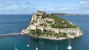 Das Wahrzeichen von Ischia: Auf einer 113 Meter hohen Felseninsel thront das „Castello Aragonese“. Die 474 v. Chr. gebaute Festung hat eine bewegte Geschichte.