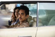 Kelly Maxwell (Dana DeLorenzo, l.); Pablo Simon Bolivar (Ray Santiago, r.)