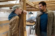 Leon (Daniel Fehlow, r.) freut es, dass Oskar (Joey Altmann) von seinem neuen Zuhause begeistert ist.