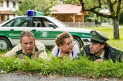 Lena Winter (Klara Deutschmenn, Mitte) berichtet Hubert (Christian Tramitz, links) und Staller (Helmfried von Lüttichau) von ihren Ermittlungsergebnissen.
