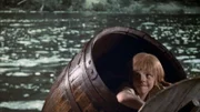 Pippi (Inger Nilsson) treibt in einem Fass einen reißenden Gebirgsbach hinunter.
