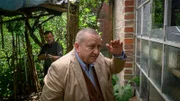 Kriminalhauptkommissar Jan-Hinrich Reuter (Udo Kroschwald, r.) stößt bei seinen Untersuchungen auf die Werkstatt des Forstverwalters Lothar Aurich (Matthias Freihof, l.). Hat der unfreundliche Einzelgänger etwas mit dem Tod seiner Chefin zu tun? Für den erfahrenen Kommissar eine nicht ganz ungefährliche Ermittlung.