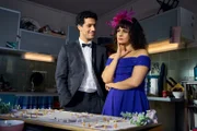 Yannik (Rojan Juan Barani, l.) und Jackie (Nagmeh Alaei, r.) tüfteln an der Sitzordnung für die bevorstehende Hochzeit von Svenja.