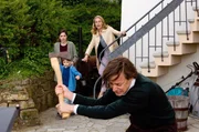 "Das große Zittern", Tanja (Christina Athenstädt, 2.v.r.) und Kristin (Anne Werner, l.) sind entsetzt, von Hagens (Roland Bonjour, r.) plötzlichem Wutausbruch.