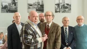 Die Bewohner der Seniorenresidenz, Karl-Heinz Erdmann (Olaf Müller, vorne l.) und Klaus von Gemmer (Georg Tryphon, vorne r.) hüllen sich in mysteriöses Schweigen. Ausnahmslos wollen sie die Tote nicht gekannt haben. Die Kommissare zweifeln ihre Unschuld jedoch an. Was wird hier gespielt?