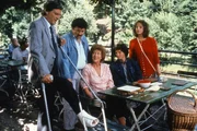 Auch ein gebrochenes Bein kann Ilse nicht umstimmen, ihr ist es mit der Trennung von Josef wirklich ernst. Von links: Josef Haslbeck (Helmut Fischer), Costa Doganis (Janis Kiriakidis), Martha Haslbeck (Veronika Fitz), Bertl Gruber (Ernst Cohen) und Christa Gruber (Bettina Redlich).