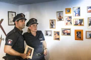 Tarik (Serhat Cokgezen) und Claudia (Janette Rauch) sind überrascht, was sie in der Wohnung von Nellys Stalker finden.