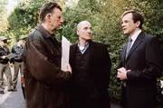 Rademacher (Peter Davor, r.) erteilt Joe Hoffer (Jörg Gudzuhn, l.) und Dr. Kolmaar (Ulrich Mühe) Auskunft. Doch sagt er die Wahrheit?