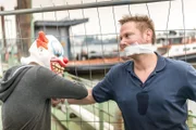 Dr. Haase (Fabian Harloff, r.) wurde in seinem Notarztwagen von einem Unbekannten entführt.