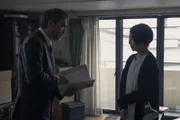 Hiroto Katagiri (Ken Watanabe, l.); Shoko Nagata (Miki Maya, r.)