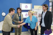 Anna (Jeanette Biedermann, 2.v.r.) und Jonas (Roy Peter Link, r.) arbeiten mit Nachdruck an ihrem Spot. Nun gilt es lediglich noch, einen Regisseur für das Projekt zu begeistern. Doch ihre Bemühungen werden von einer Nachricht unterbrochen ...