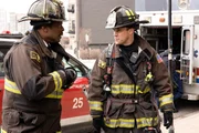 Wallace Boden (Eamonn Walker, l.) und Matthew Casey (Jesse Spencer, r.)  +++ Die Verwendung des sendungsbezogenen Materials ist nur mit dem Hinweis und Verlinkung auf RTL+ gestattet. +++