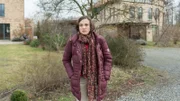 Anna Merten (Milena Straube), die Lebensgefährtin von Julius Bergmann, ist sichtlich getroffen, als sie von seinem Tod erfährt. Woher er so viel Geld gehabt hat, bleibt für sie ein Rätsel. Was hat Julius der jungen Krankenschwester nur verschwiegen?
