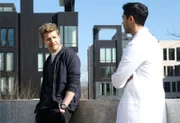 Können Conrad (Matt Czuchry, l.) und Devon (Manish Dayal, r.) herausfinden wie es zu dem tragischen Unfall kommen konnte?