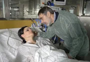 Als Susanne (Elisabeth Lanz) aus der Narkose erwacht, fragt sie ihren Vater (Gunter Schoß) nach ihrem Baby. Er muss ihr sagen, dass es leider nicht zu retten war.