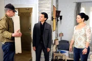 ARD ROTE ROSEN FOLGE 1526, am Mittwoch um 14:10 Uhr im ERSTEN. Vera (Sandra Speichert, r.) kommt Lorenzo (Cuco Wallraff, M.) auf die Schliche, als diesem eine auffällige Kiste geliefert wird (mit Komparse, l.).