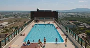Auf jedem der Wohnpark-Türme gibt es einen Pool für die Bewohnerinnen und Bewohner.
