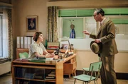ARD CHARITÉ III. Staffel mit (6 neuen Folgen), Folge 3 "Grenzwerte" am Dienstag um 20.15 Uhr im Ersten. Prof. Mitja Rapoport (Anatole Taubmann, r.) und seine Frau, die Kinderärztin Ingeborg Rapoport (Nina Kunzendorf, l.) diskutieren über den Bau der neuen Mauer.