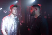 Mirko (Antonije Stankovic) leidet darunter, dass Nikolas (Danilo Kamperidis) sich schwer tut, in der Öffentlichkeit zu ihrer Liebe zu stehen.