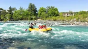 S02E04: Die Familie erlebt einen emotionalen Türkei-Urlaub voller Abenteuer und Rückblicke. Trotz Reisechaos am Anreisetag genießen sie Aktivitäten wie Rafting, Basarbesuche und eine Bootstour bei Sonnenuntergang. Besonders bewegend ist der Besuch von Danni Büchners ehemaligem Zuhause, bei dem die Kinder ihre türkischen Wurzeln neu entdecken.