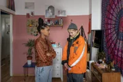 Charlie (Lea Drinda, r.) fühlt sich ertappt: Ronja (Sira Anna Faal, l.) hat zugehört, wie Charlie sich den Frust aus der Seele rappt.