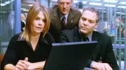 Detective Eames (Kathryn Erbe), Captain James Deakins (Jamey Sheridan) und Detective Goren (Vincent D'Onofrio, r.) suchen nach zwei verschwundenen Mädchen.