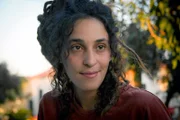 Natalia Lourakis führt eine kleine Pension im Dorf Douliana auf Kreta. Produkte aus den Früchten des Johannisbrotbaums sind ihre Leidenschaft.