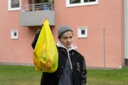Charlie (Lea Drinda) hat Snacks für die Clique besorgt, die schon an der Platte auf Charlie wartet.
