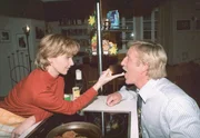 MDR Fernsehen IN ALLER FREUNDSCHAFT FOLGE 58, "13 rote Rosen", am Freitag (13.04.12) um 12:30 Uhr. Kathrin Globisch (Andrea Loewig) und Guido Sperling (Juergen Polzin) feiern ihr Wiedersehen.